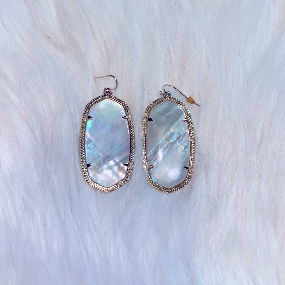 Danielle Kendra earrings in pearl